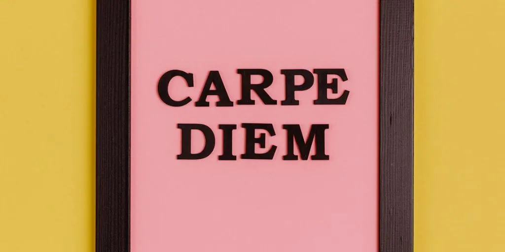 El carpe diem es una filosofía de vida que invita a disfrutar y aprovechar el presente sin preocuparse excesivamente por el futuro.